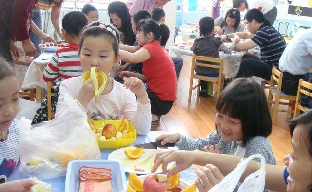 橘子和苹果的笑话中文版:原创
                幼儿园让带水果，儿子只上交一兜子橘子皮，老师夸赞孩子非常懂事