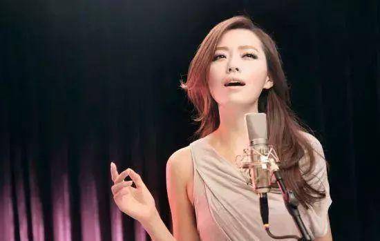 经典歌曲小苹果现场版:她是“亚洲第一女高音”！韩红那英称她为老师，最当红却突然出家