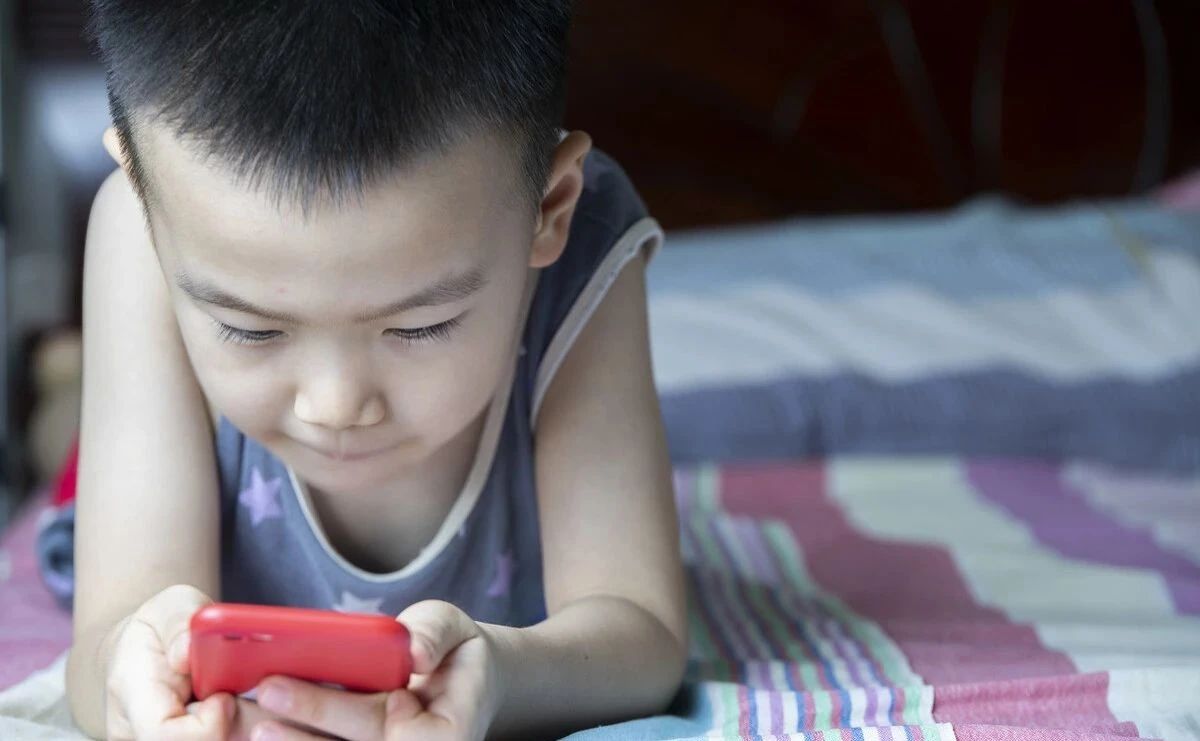 有关孩子玩手机的新闻戒掉玩手机的10个方法最狠